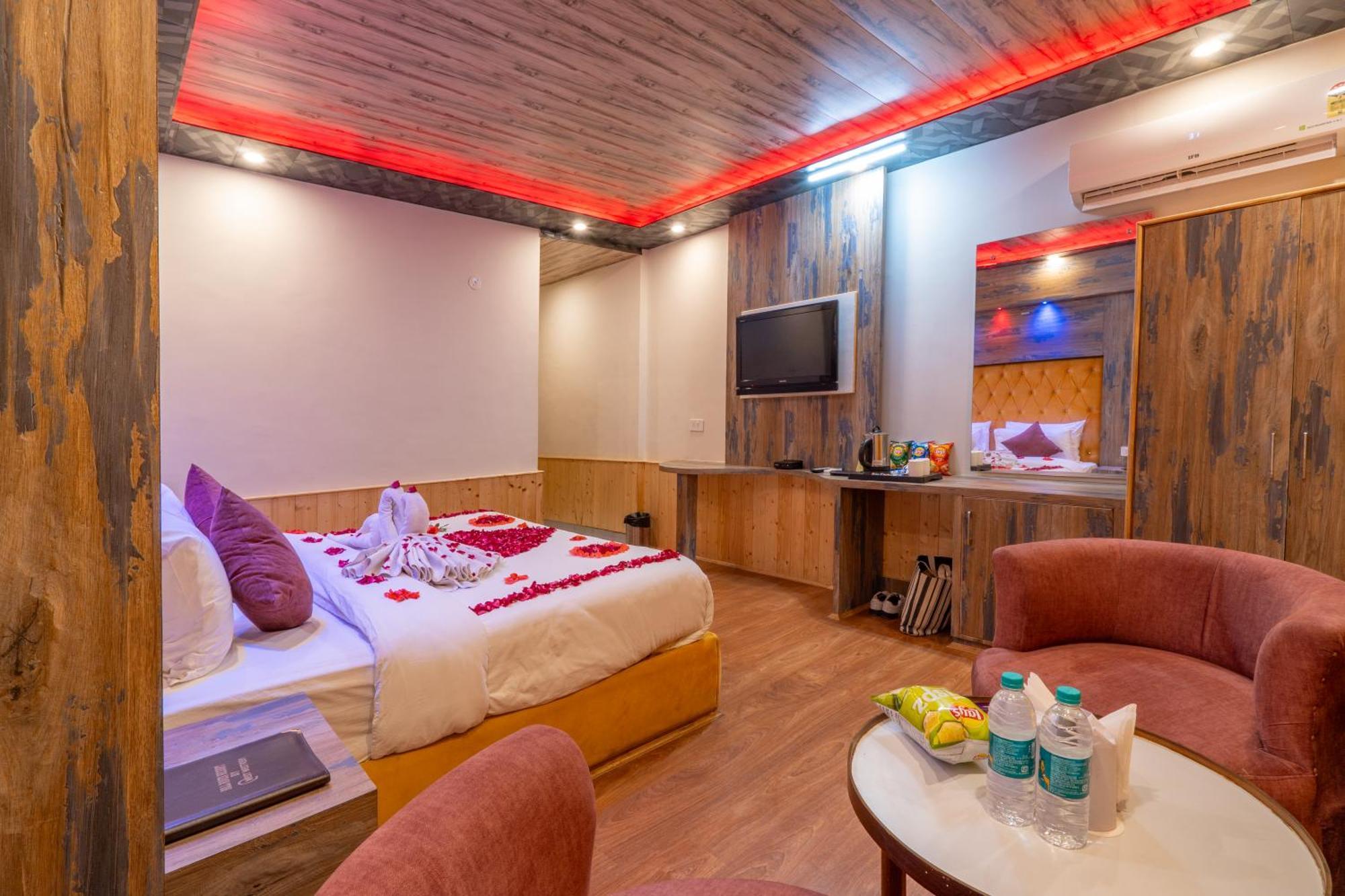 Hill River Resort By West Western -Property Of The Year 2024-25 - Central Heated & Air Cooled, Near Mall Road — Photos 3
